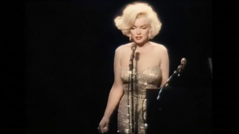 Marilyn Monroe porte une robe couleur chair pour l'anniversaire de JFK.