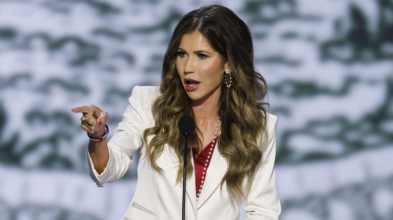 Kristi Noem fait un discours en 2024 avec ses vagues de plage ombrées