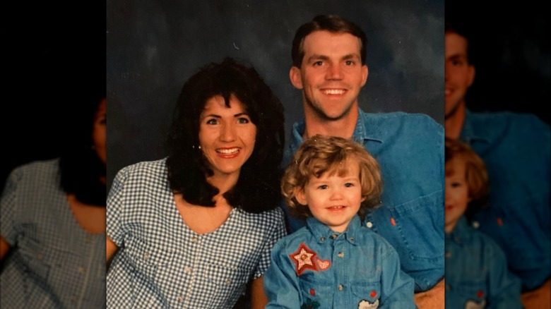 Kristi Noem pose pour une photo professionnelle avec son mari et son jeune fils