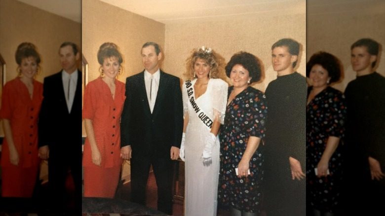 Kristi Noem est entourée de membres de sa famille après avoir été nommée reine des neiges du Dakota du Sud en 1990