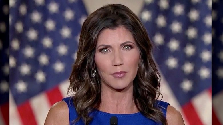 Kristi Noem s'exprime sur un podium tout en s'adressant aux auditeurs