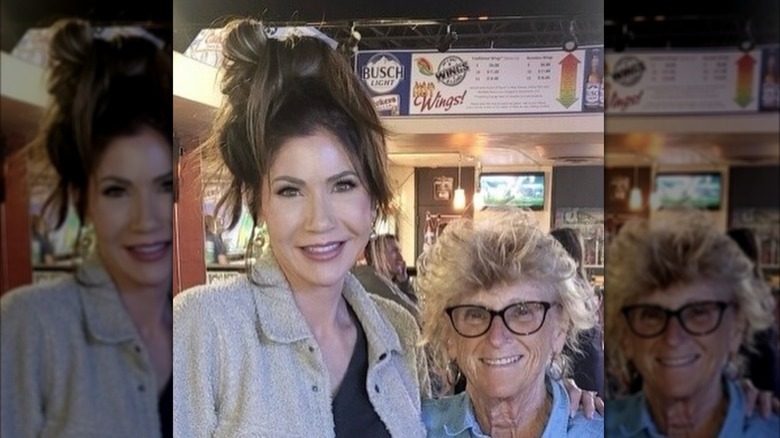 Krisi Noem prend une photo avec un ami dans un bar