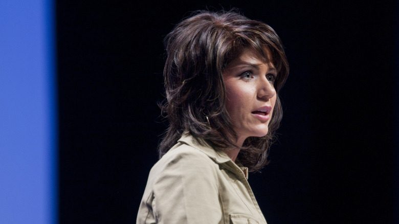 Kristi Noem prend la parole sur scène en 2010