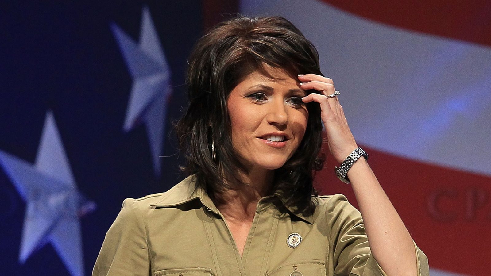 Photos des cheveux de Kristi Noem qui ont fait tourner les têtes pour toutes les mauvaises raisons
