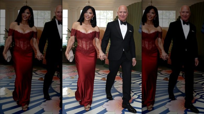 Lauren Sánchez Bezos et Jeff Bezos participent à un événement à la Maison Blanche. Sanchez porte une robe moulante avec un corsage en dentelle et un décolleté. Jeff porte un smoking noir avec une chemise blanche en dessous.