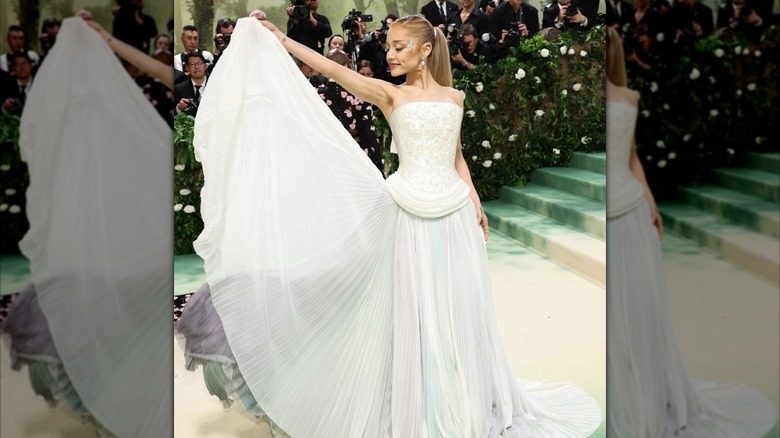 Ariana Grande montre sa jupe longue au Met Gala 2024