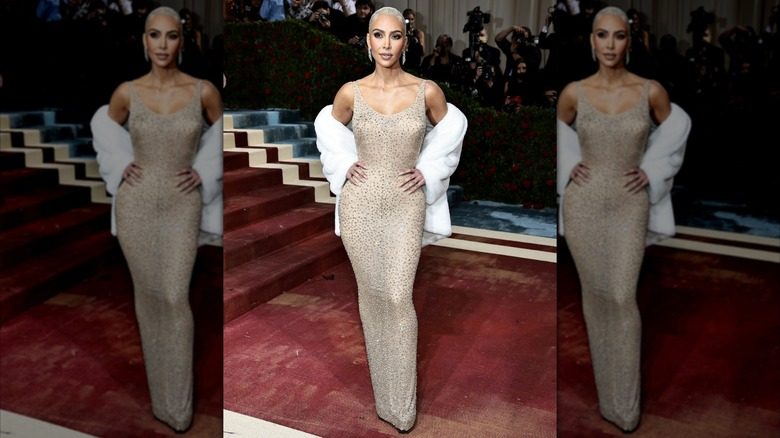 Kim Kardashian pose les mains sur les hanches au Met Gala 2022