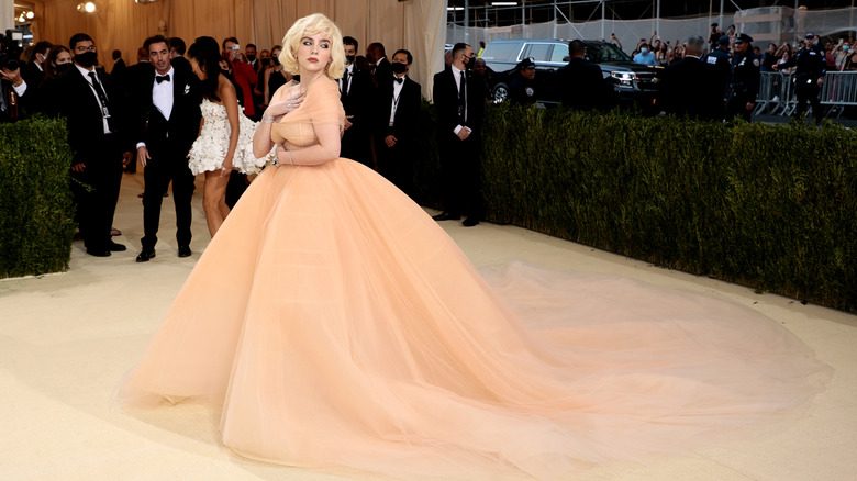 Billie Eilish pose pour les photographes au Met Gala 2021