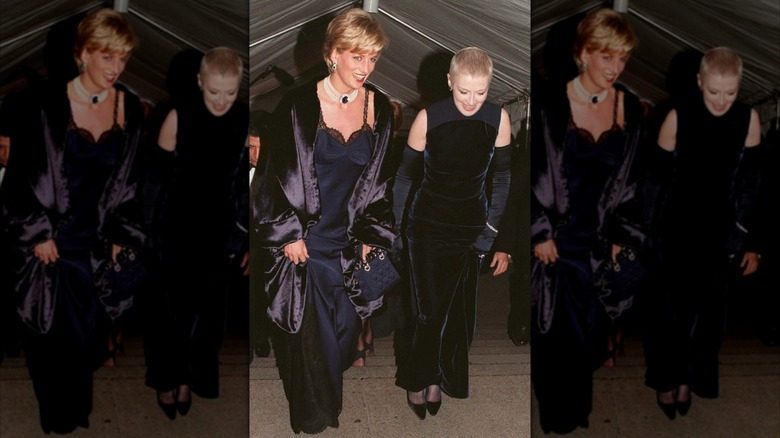 La princesse Diana se promène avec son amie Liz Tiberis au Met Gala 1996