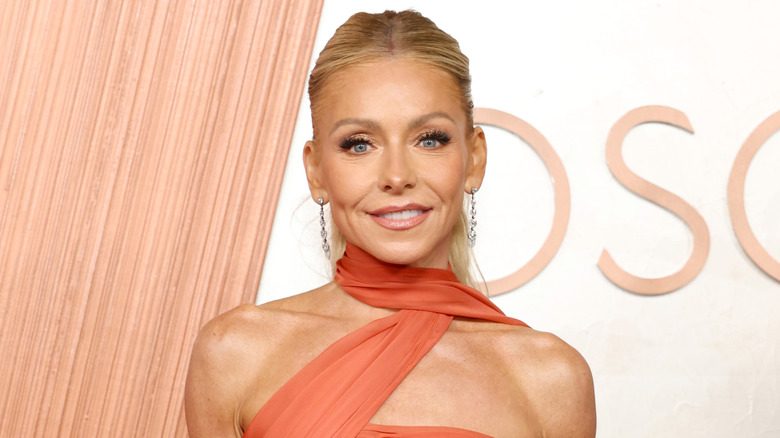 Kelly Ripa porte une robe orange douce aux Oscars 2025