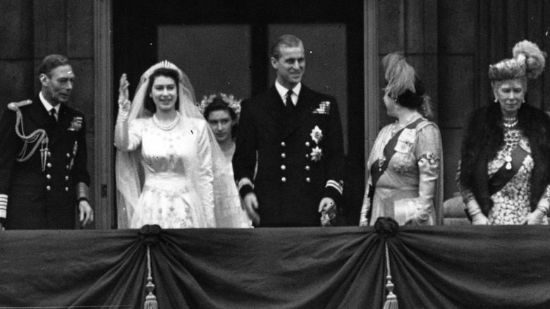 La princesse Elizabeth et Philip Mountbatten le jour de leur mariage en 1947 sur le balcon du palais de Buckingham
