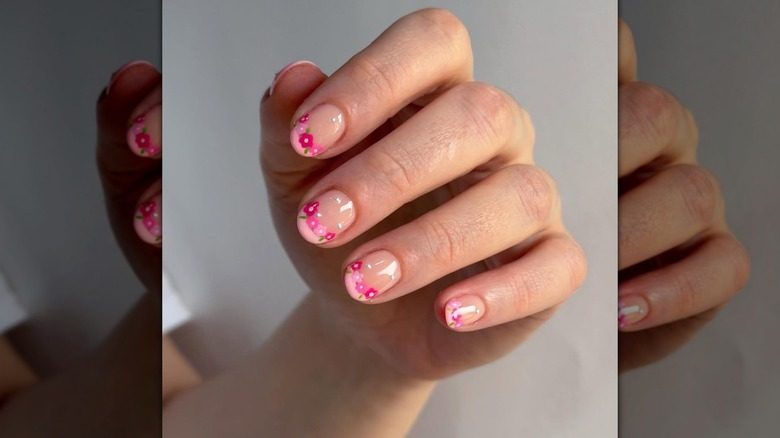 Ongles avec des fleurs dans une palette rose variée