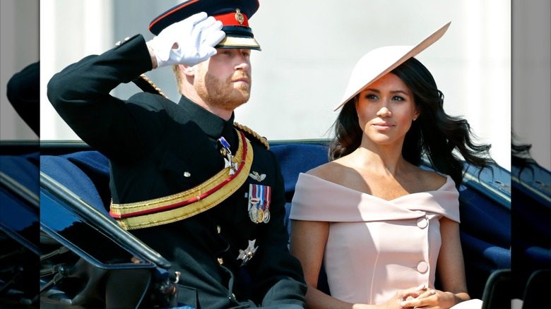 Meghan Markle en robe et chapeau roses avec le prince Harry à Trooping the Color 2018.