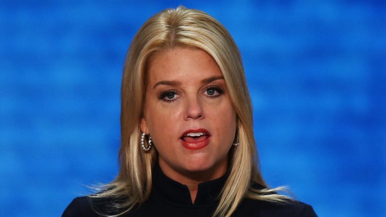 Pam Bondi avec des traits plus ronds, ce qui est plus évident sur les photos avant une prétendue chirurgie plastique
