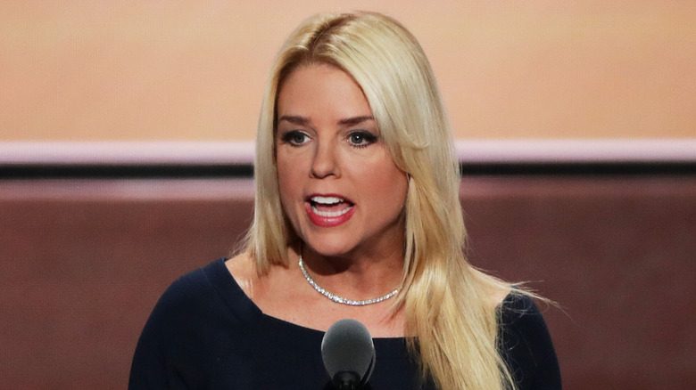 Pam Bondi en 2016 avec des traits du visage plus lâches