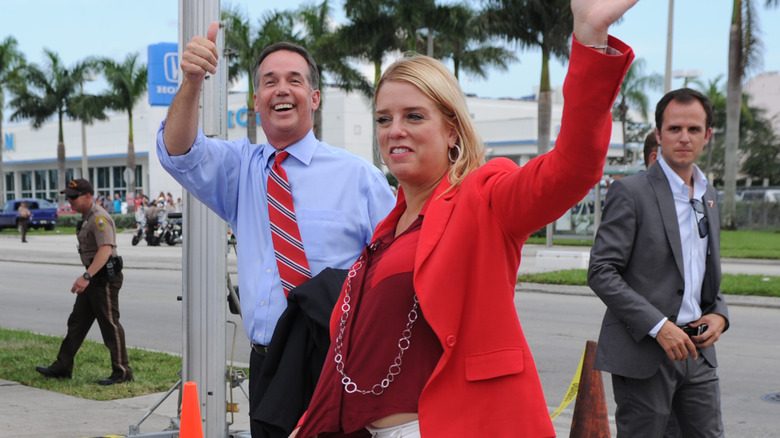 Pam Bondi en 2012 avec des yeux plus petits, ce qui est différent d'aujourd'hui