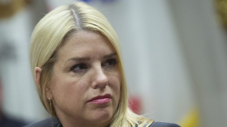 Pam Bondi sur une photo de 2018 montrant des changements subtils dans son nez par rapport à aujourd'hui
