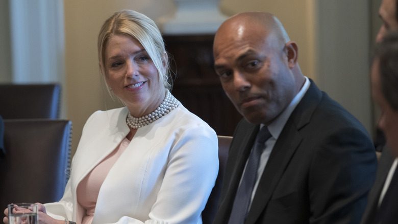Le cou de Pam Bondi en 2017 montre des signes de laxisme
