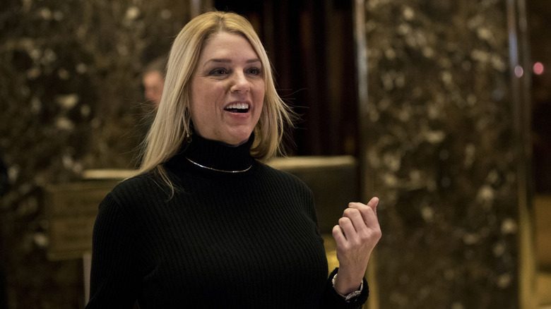 Pam Bondi en 2016 avec des rides dans certaines zones qui ne sont plus visibles sur les photos actuelles
