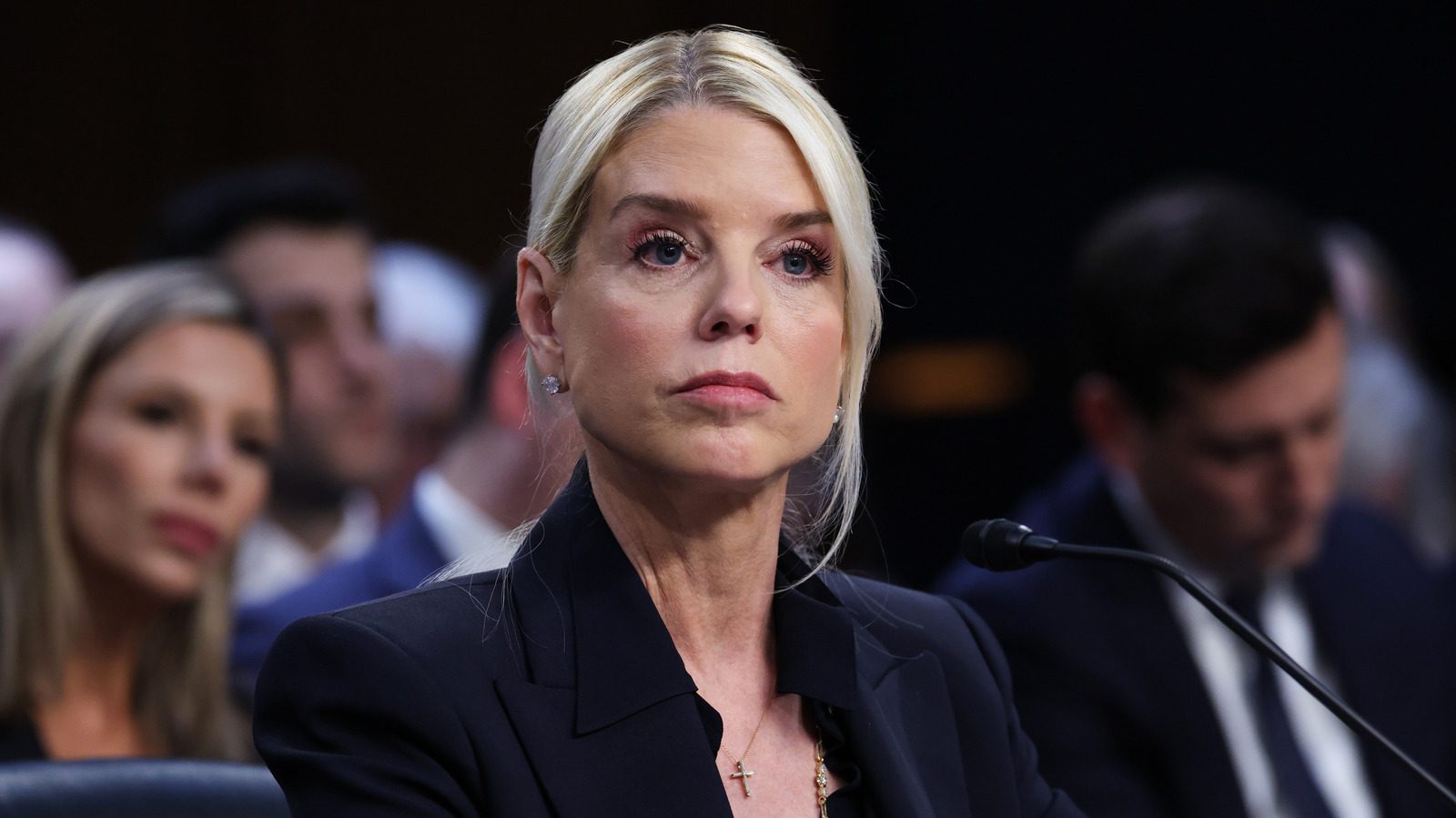 8 photos du visage de Pam Bondi avant sa chirurgie plastique
