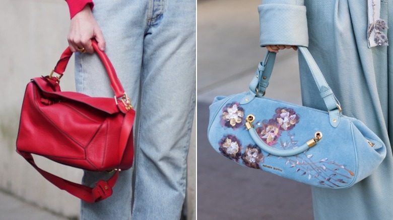Une femme porte un sac à main rouge, tandis que l'autre en porte un bleu orné.