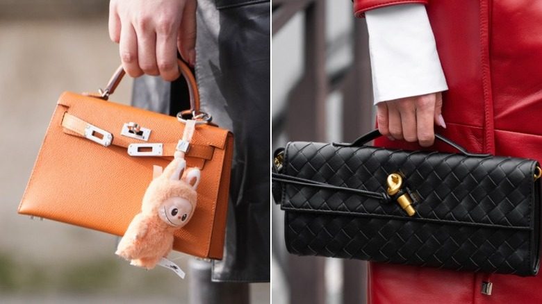 Une femme porte un micro-sac avec un Labubu attaché, et une autre porte un sac tissé est-ouest avec du matériel doré.