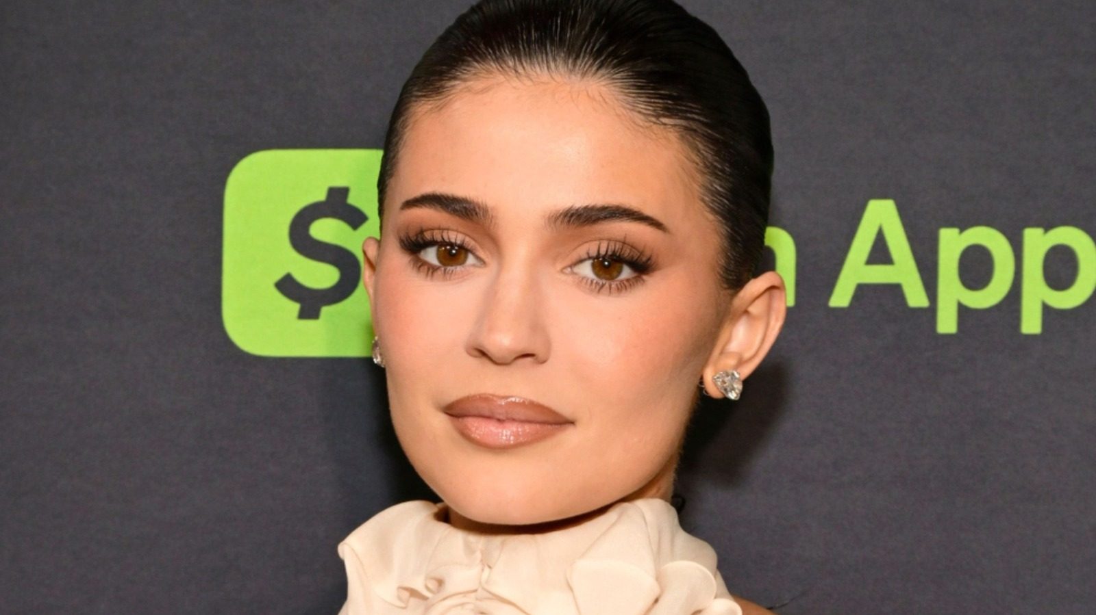Des célébrités qui ont l'air si différentes sans que leurs sourcils soient remplis