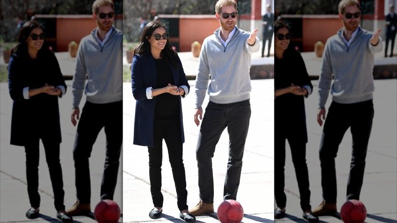 Meghan Markle photographiée avec le prince Harry portant un blazer surdimensionné, un jean et des mocassins