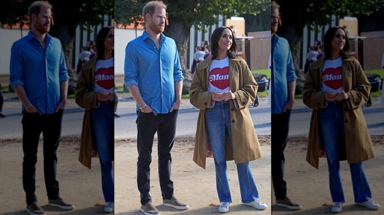 Meghan Markle photographiée avec le prince Harry portant un t-shirt graphique, un jean et un trench-coat
