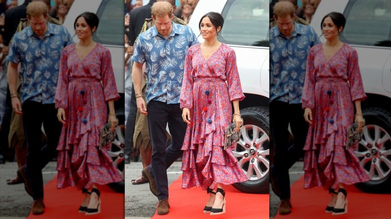 Meghan Markle photographiée avec le prince Harry portant une robe longue à fleurs et des espadrilles