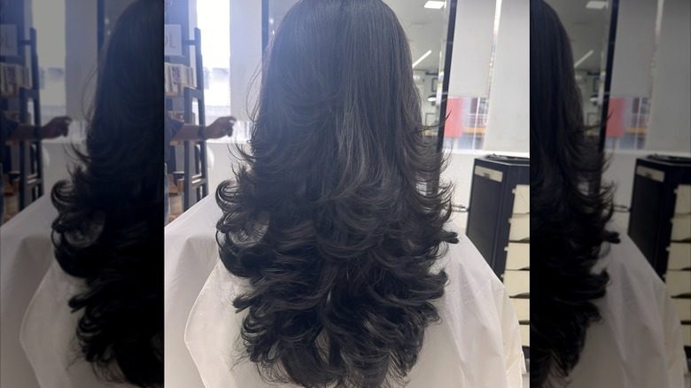 Femme aux cheveux superposés