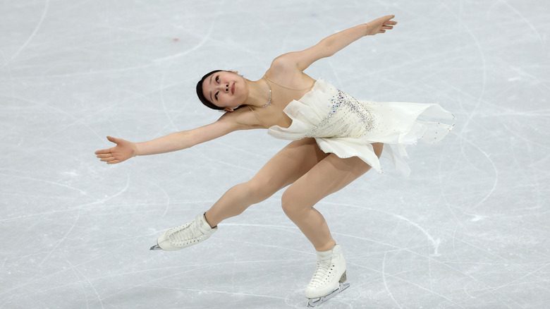 Shin Ji-a porte une robe blanche