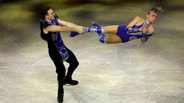 Anastasiia Metelkina et Luka Berulava portent des tenues bleues
