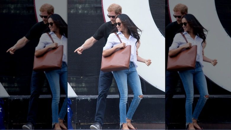 Meghan Markle porte un jean skinny, une chemise boutonnée et des chaussures plates