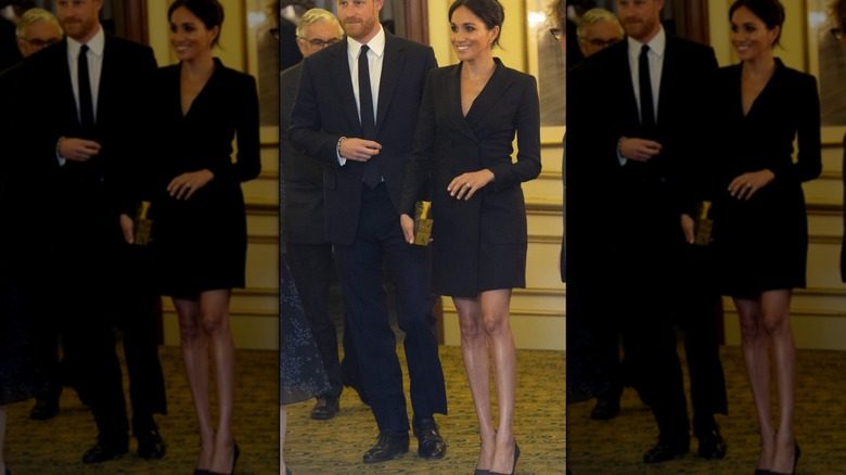 Meghan Markle photographiée avec le prince Harry portant une robe blazer courte noire