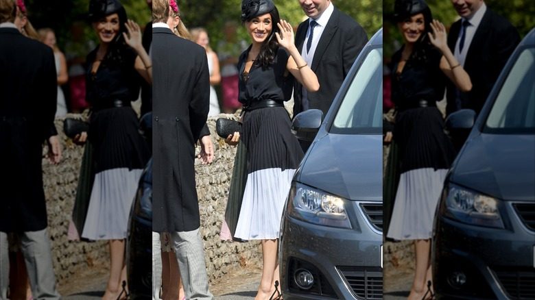 Meghan Markle porte une jupe jusqu'aux genoux et un haut boutonné