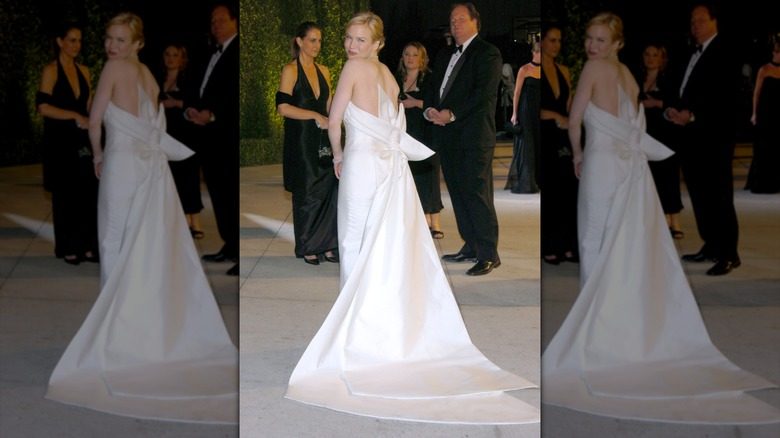 Renée Zellweger dans une robe de mariée blanche aux Oscars 2004