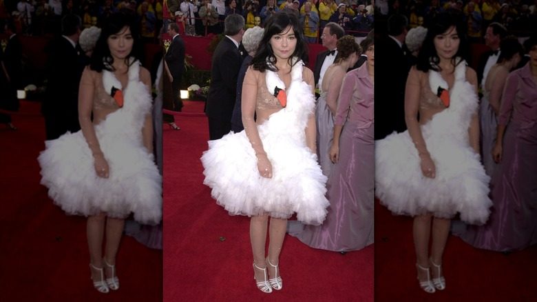 Björk dans sa fameuse robe cygne aux Oscars en 2001