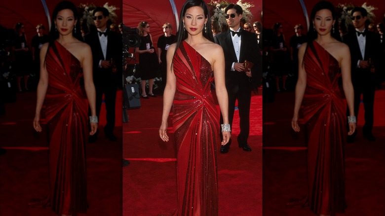 Lucy Liu aux Oscars 2000 dans une robe rouge asymétrique