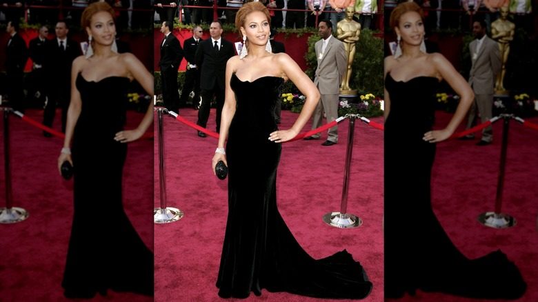 Beyoncé aux Oscars 2005 dans une robe bustier noire