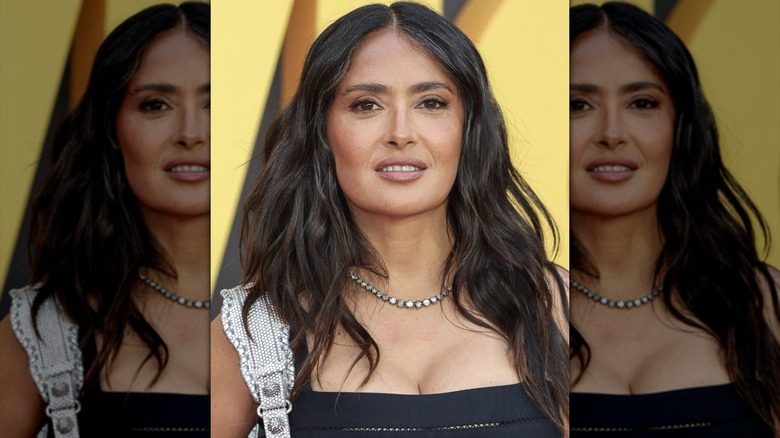 Salma Hayek posant avec ses cheveux gris