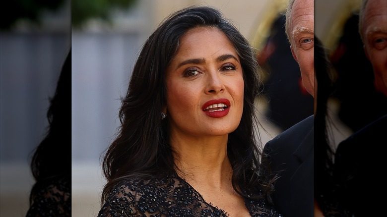 Salma Hayek avec ses cheveux gris et ses lèvres rouges
