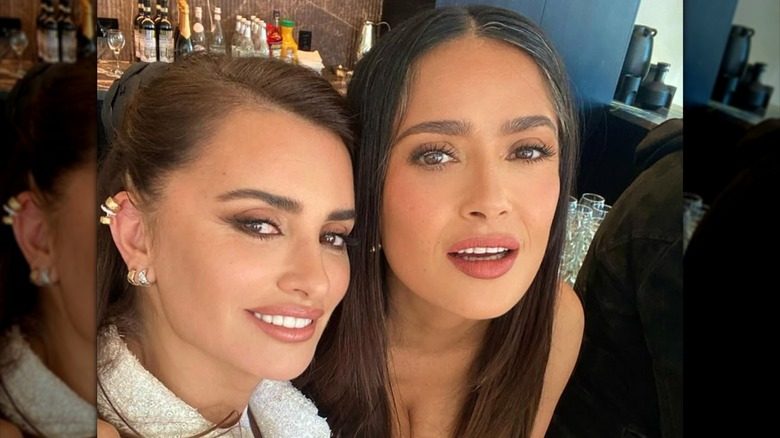 Salma Hayek exhibe ses cheveux gris en posant avec Penelope Cruz
