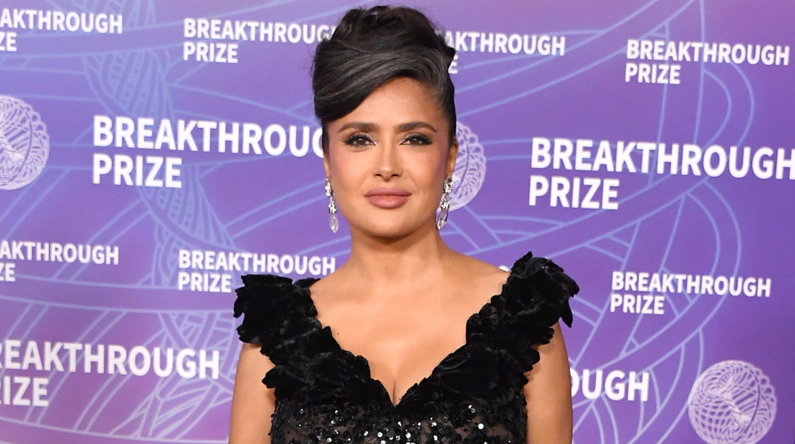 Superbes photos de Salma Hayek embrassant subtilement ses cheveux gris