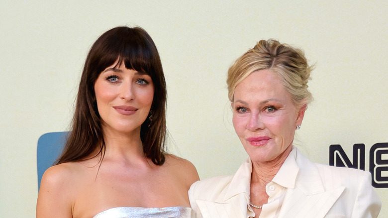 Dakota Johnson et Melanie Griffith posent ensemble en souriant sur un tapis rouge lors d'une première