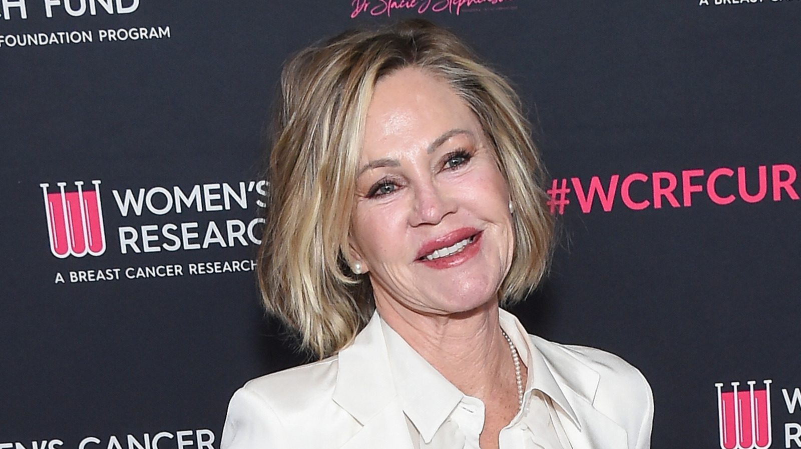 Melanie Griffith a abandonné son produit de remplissage et les photos avant et après mettent en évidence la différence