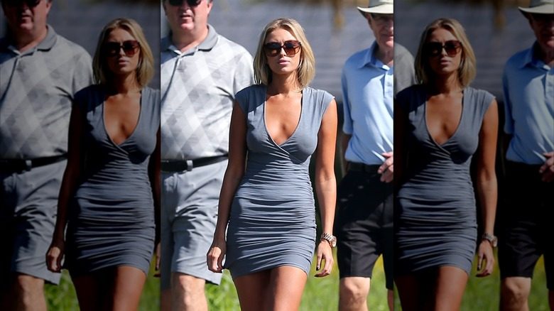 Paulina Gretzky porte une robe bleue transparente à col en V