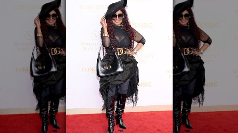 Chaka Khan arrive dans un ensemble entièrement noir au Kentucky Derby