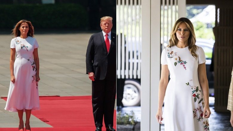Melania Trump debout avec Donald Trump dans une robe blanche à fleurs