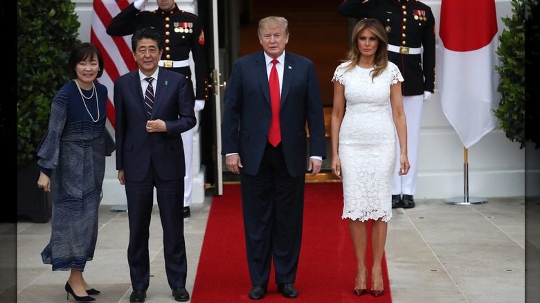 Melania Trump dans une robe en dentelle blanche avec Donald Trump, le premier ministre du Japon et son épouse